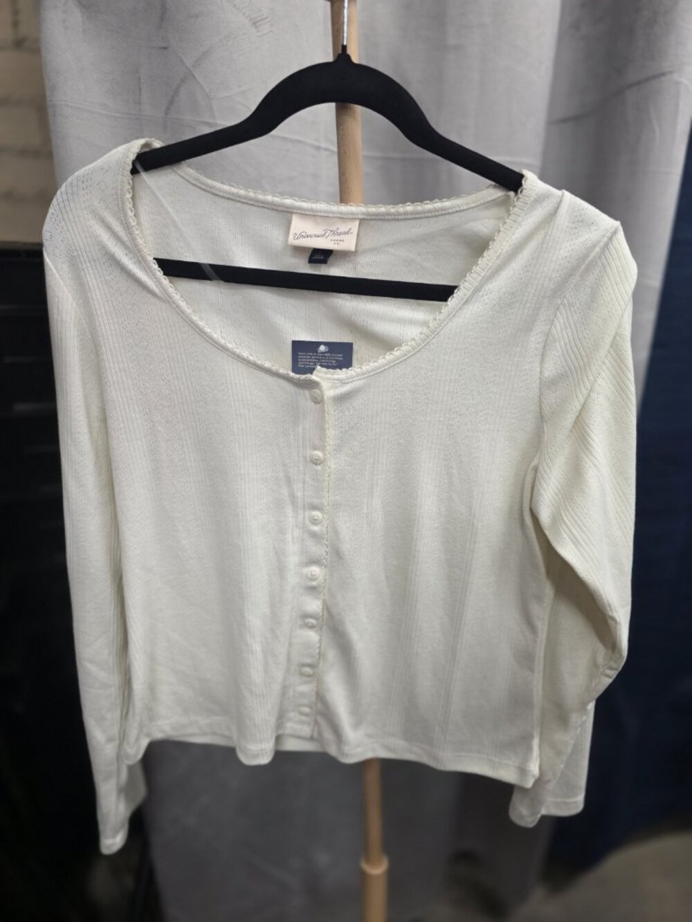 Universal Thread Women's Lg Ivory Pointelle Button Front Long Sleeve Knit. WL288